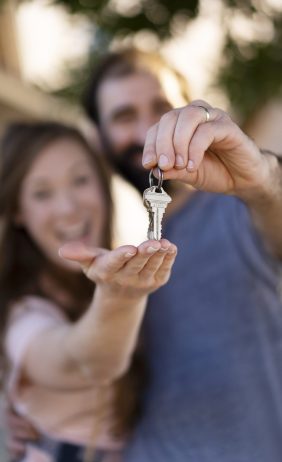 couple-moving-new-house
